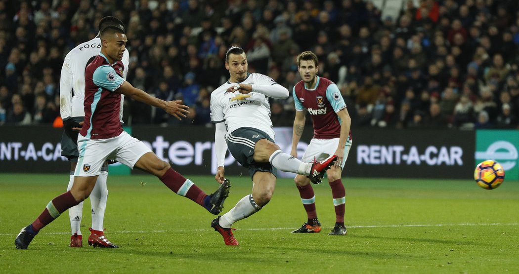 Zlatan Ibrahimovic dává pohotovou střelou druhý gól Manchesteru United proti West Hamu.