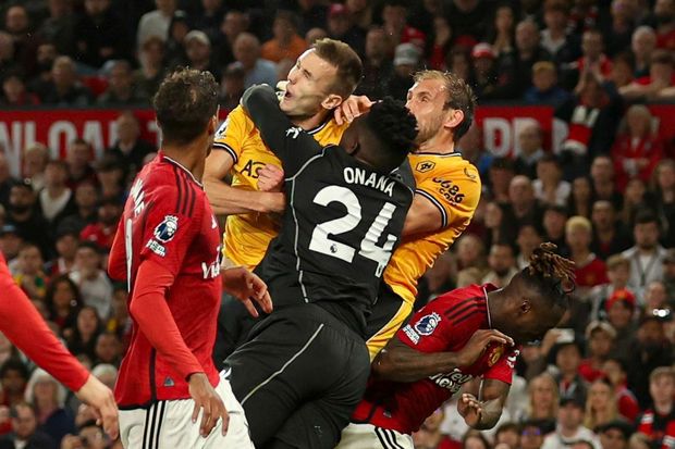 Brankář United André Onana v nastavení trefil rukou do hlavy Sašu Kalajdžiče, ale penalta se nepískala Brankář United André Onana v nastavení trefil rukou do hlavy Sašu Kalajdžiče, ale penalta se nepískala