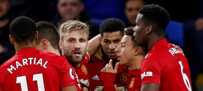 Gólová radost hráčů Manchesteru United po bleskové trefě do sítě Cardiffu