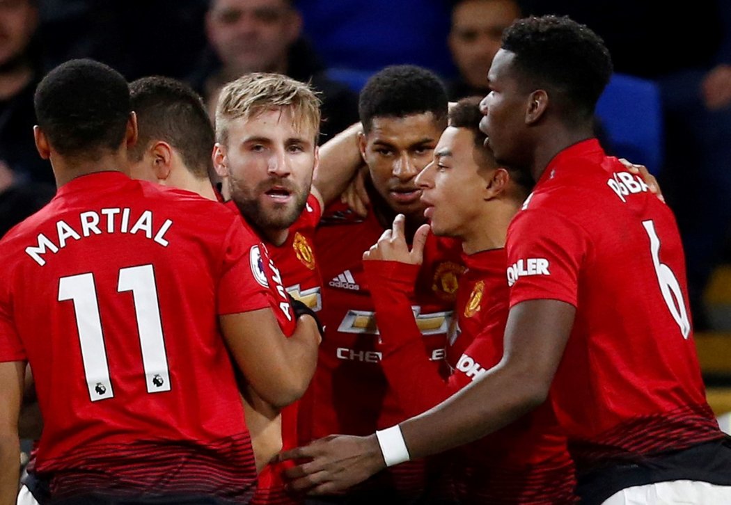 Gólová radost hráčů Manchesteru United po bleskové trefě do sítě Cardiffu