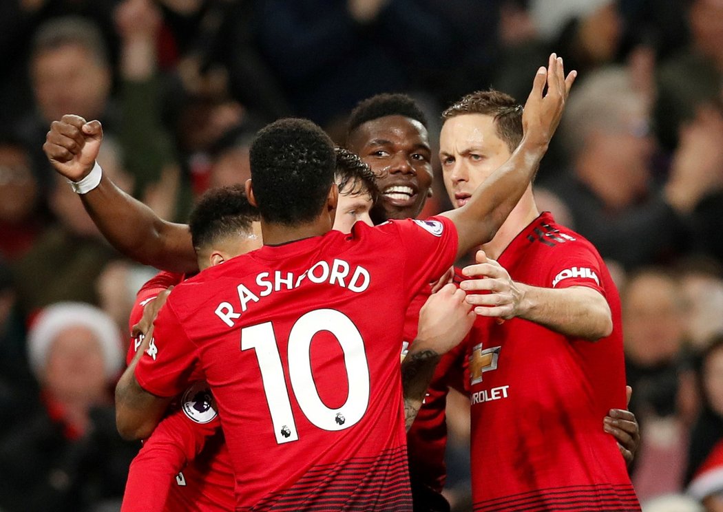 Radost hráčů Manchesteru United po druhém gólu v síti Huddersfieldu