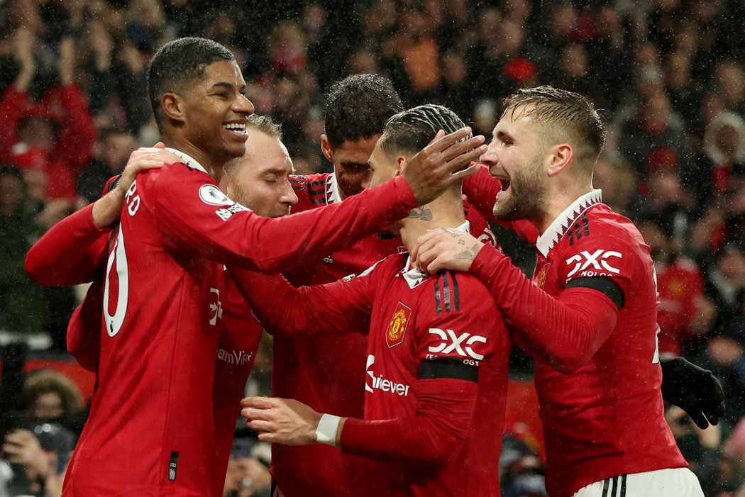 Fotbalisté Manchesteru United se radují ze vstřelené branky