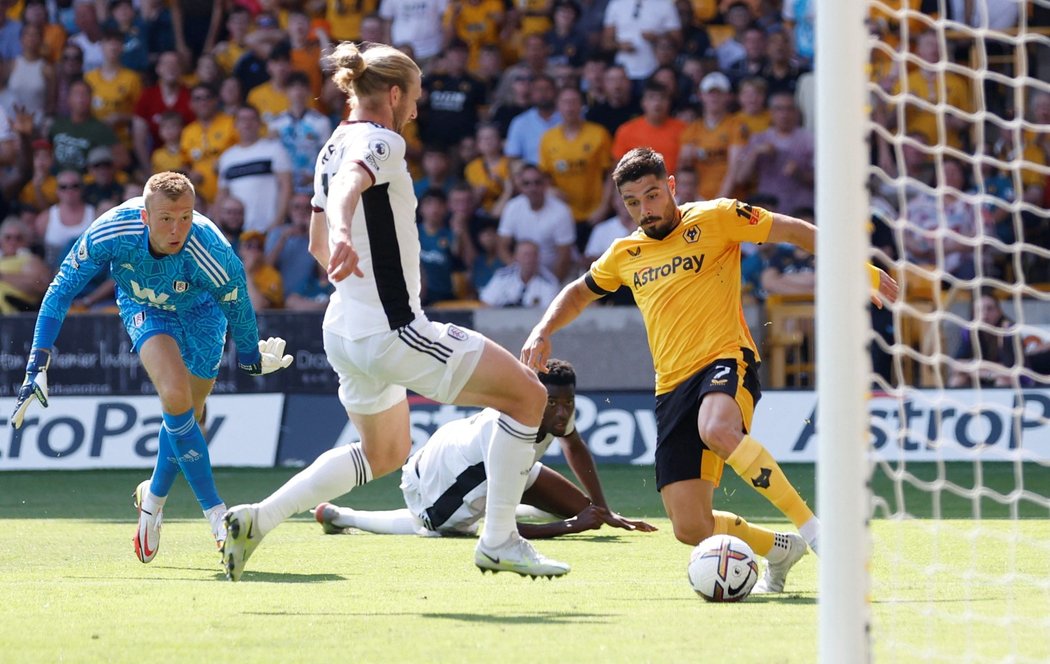 Slovenský brankář Marek Rodák (vlevo) při svém druhém startu v Premier League vychytal čisté konto na Molineux Stadium