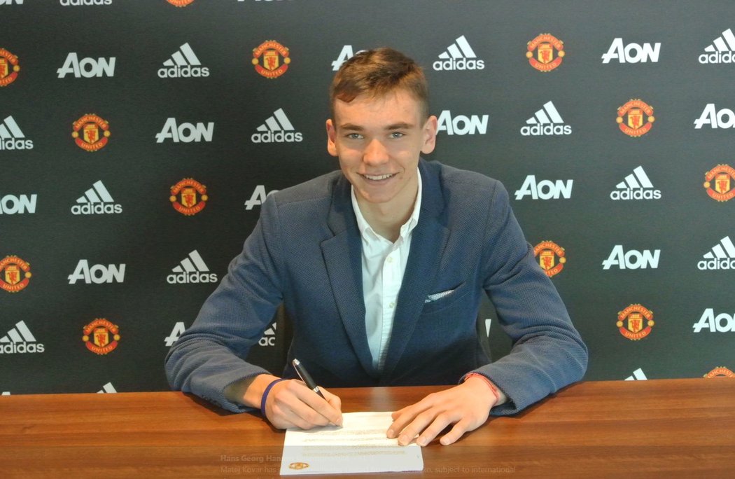Matěj Kovář při podpisu smlouvy s Manchesterem United