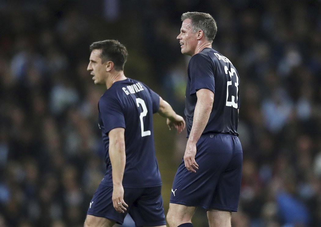 Dva bývalí hráči Premier League, kteří nastupovali za znepřátelené týmy. Gary Neville (vlevo) hrál na Manchester United, Jamie Carragher za Liverpool. Ve středečním zápase ale nastoupili po svém boku.