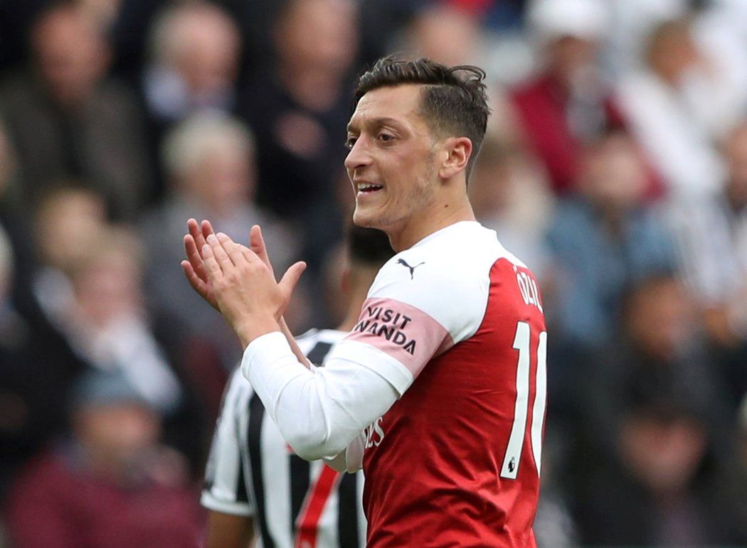 Mesut Özil slavící gól, kterým poslal Arsenal do vedení 2:0 na hřišti Newcastlu