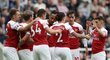 Hráči Arsenalu slaví druhý gól do sítě Newcastlu