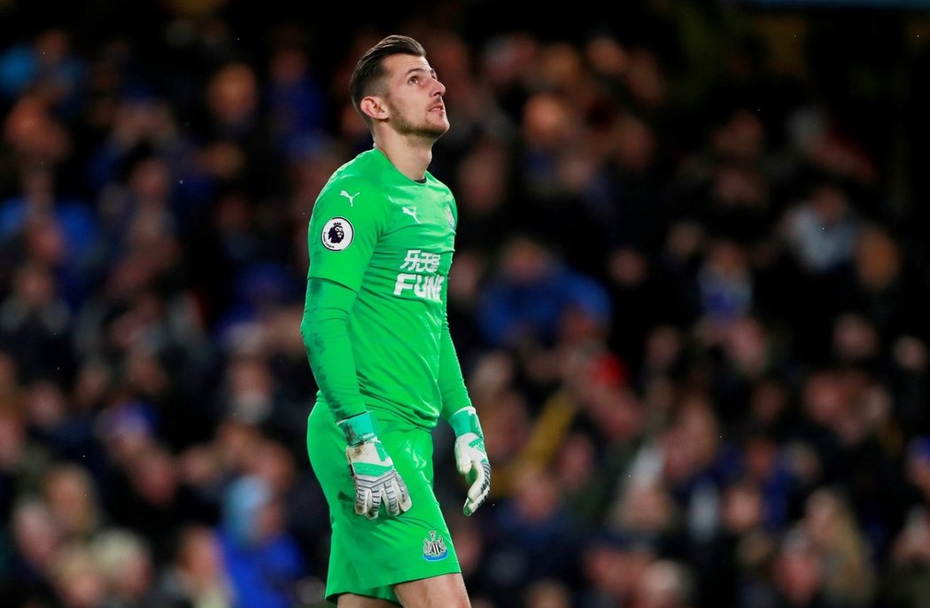 Martin Dúbravka lovil na Chelsea dvakrát míč ze své sítě a jeho Newcastle prohrál 1:2, navíc se propadl na sestupové 18. místo