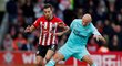 Jonjo Shelvey z Newcastlu vystavil stopku Cedriku Soaresovi ze Southamptonu