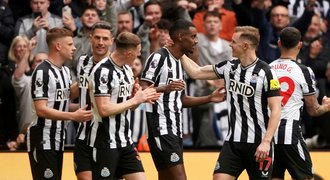 Newcastle čtyřmi góly zničil Spurs. Drtivá výhra City, další ztráta United