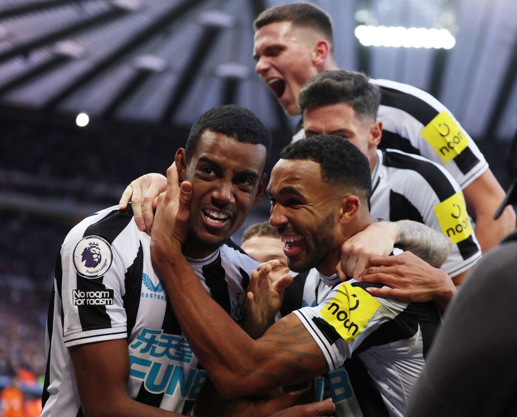 Fotbalisté Newcastle oslavují rozhodující trefu v závěru