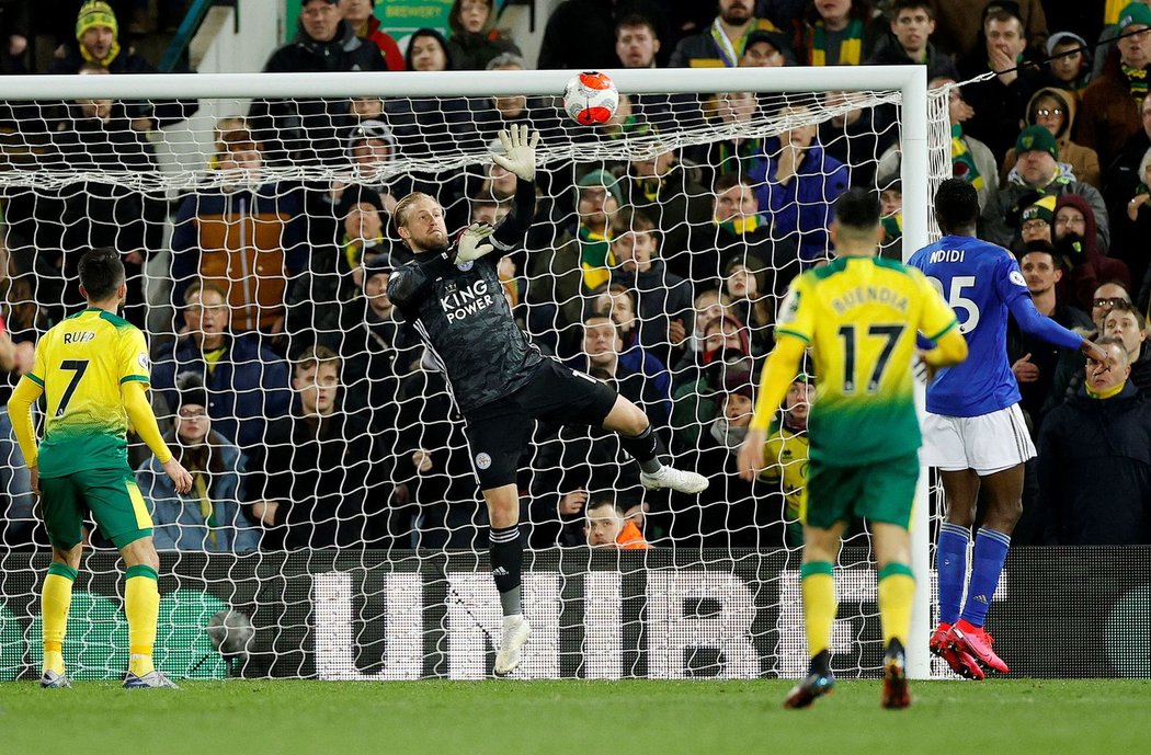 Brankář Leicesteru Kasper Schmeichel během duelu s Norwichem vytasil několik pěkných zákroků. Za záda mu ovšem v 70. minutě prošla střela Lewise.