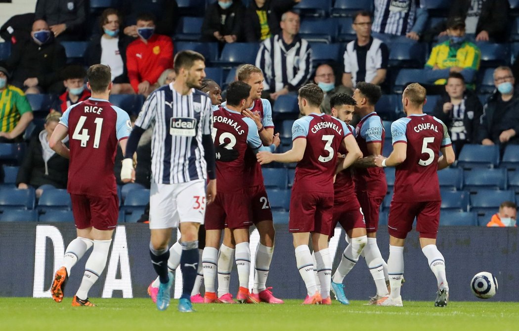 Radost fotbalistů West Hamu po gólu Tomáše Součka proti West Bromwichi