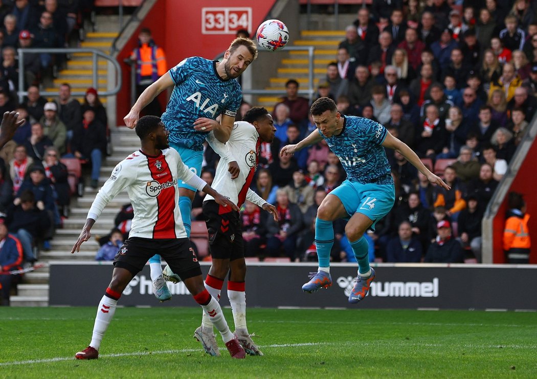 Harry Kane střílí gól do sítě Southamptonu