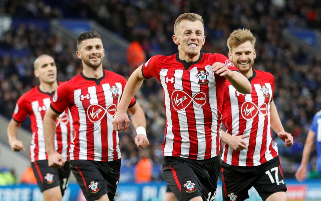 James Ward-Prowse se raduje se svými spoluhráči z gólu, který vstřelil do sítě Leicesteru