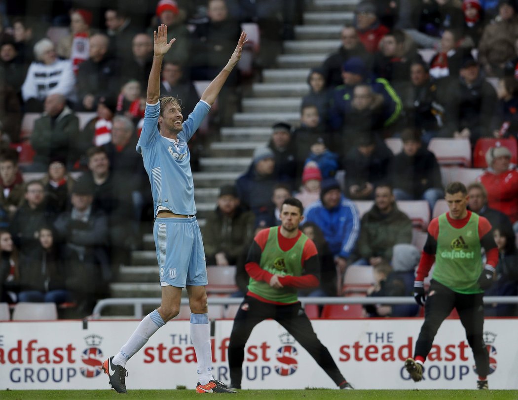 Čahoun Peter Crouch se trefil proti Sunderlandu. Byl to už jeho 50. gól za Stoke City