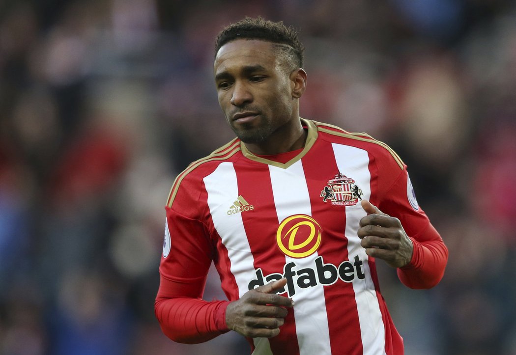 Sunderland nadále patří k největším kandidátům na přestup, jeho útočník Jermain Defoe přesto střílí jeden gól za druhým