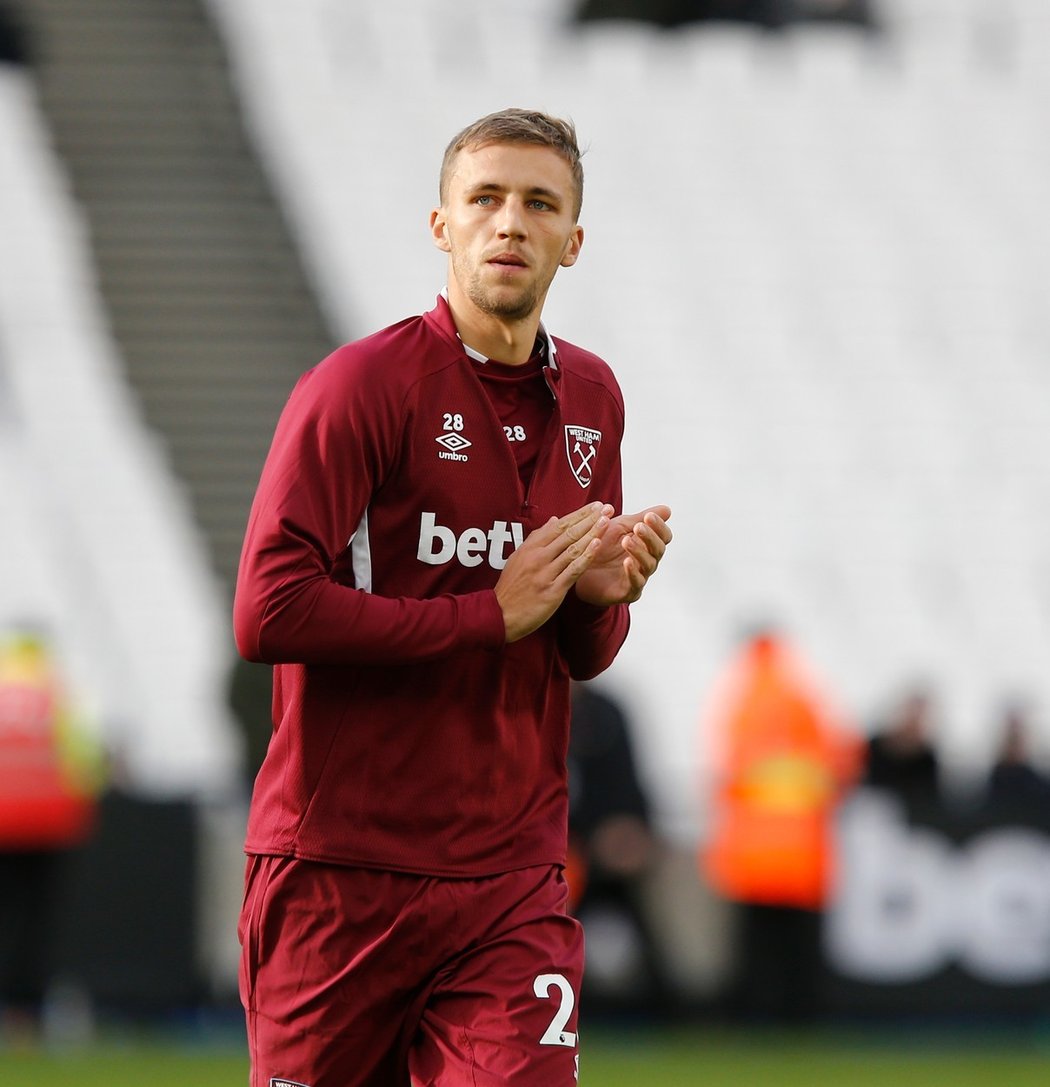 Tomáš Souček během předzápasové rozcvičky před svým debutem v Premier League za West Ham proti Brightonu