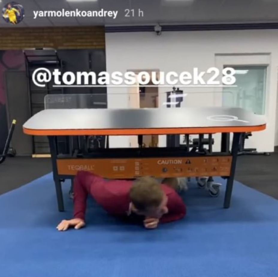 Tomáš Souček musel po prohře v teqballu se spoluhráčem z West Hamu Andrijem Jarmolenkem podlézt stůl