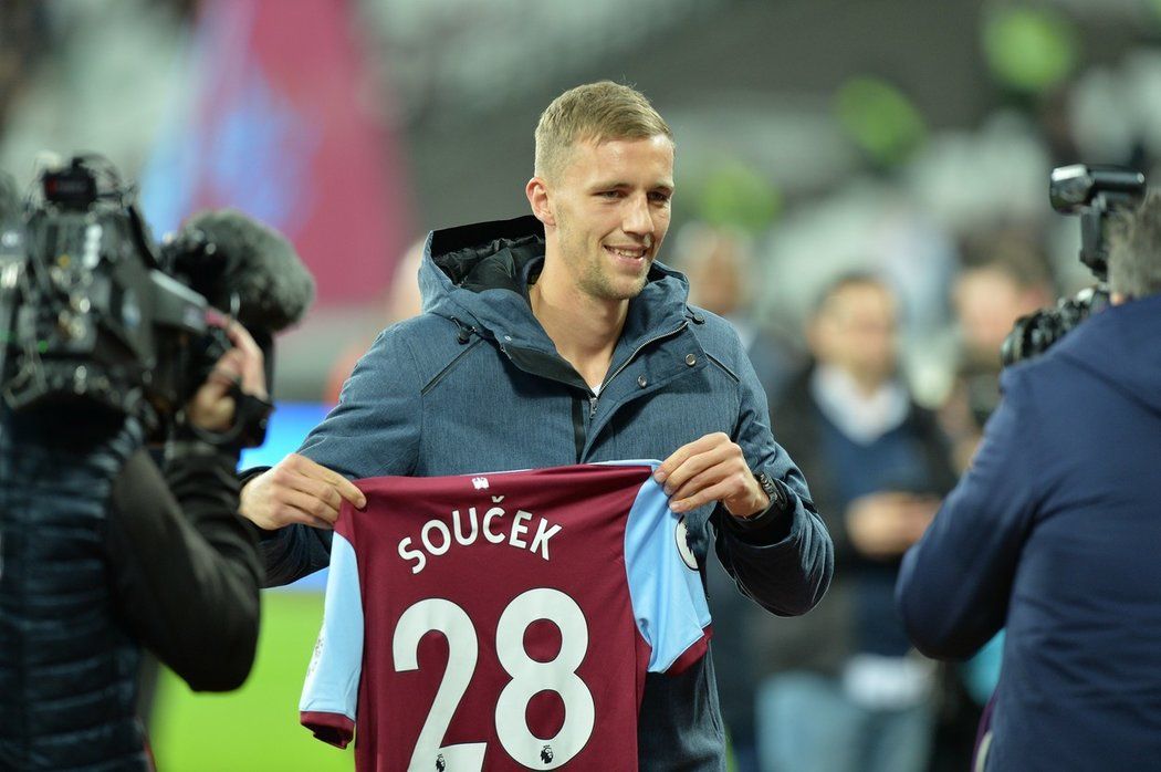 Tomáš Souček se představil fanouškům West Hamu před zápasem Premier League, ve kterém jeho nový tým hostil Liverpool.