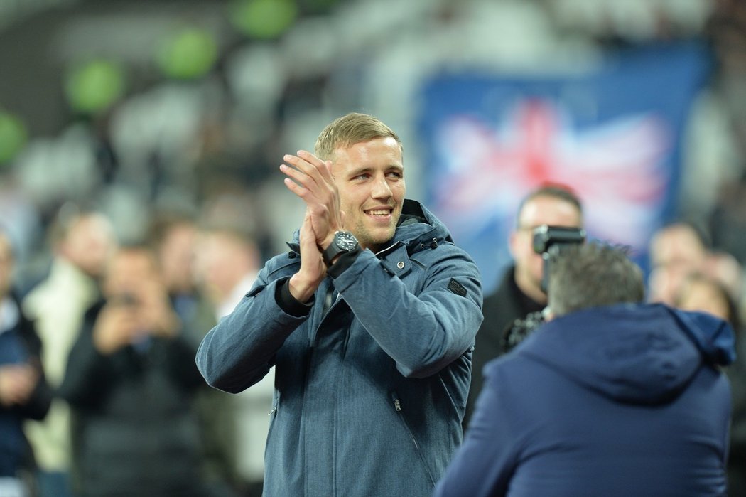 Tomáš Souček se představil fanouškům West Hamu před zápasem Premier League, ve kterém jeho nový tým hostil Liverpool.