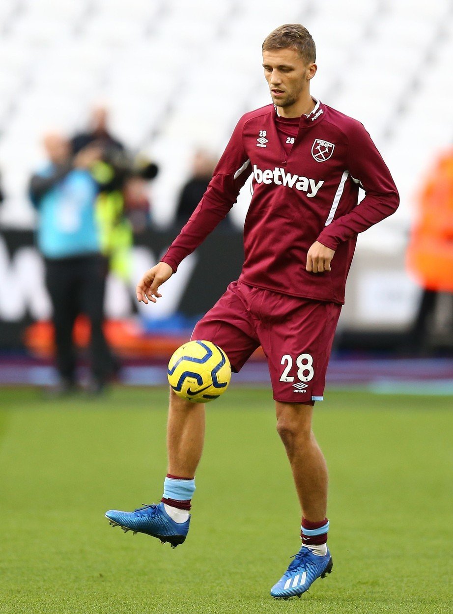 Tomáš Souček během předzápasové rozcvičky před svým debutem v Premier League za West Ham proti Brightonu