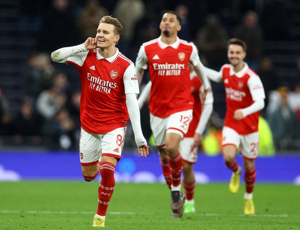 Hráči Arsenalu se radují z gólu proti Tottenham