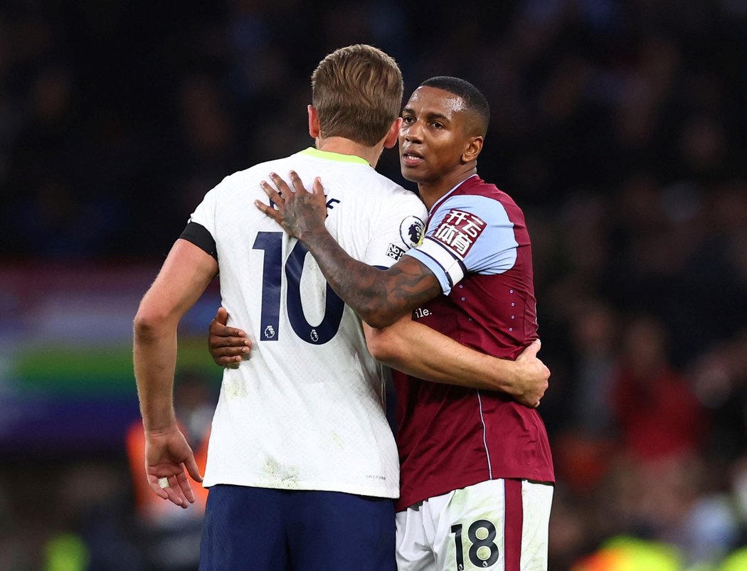 Harry Kane a Ashley Young po zápase