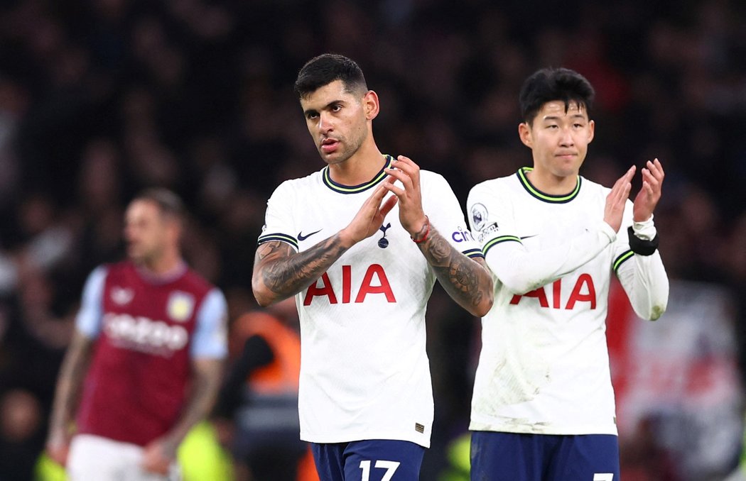 Zklamaní hráči Tottenhamu po porážce