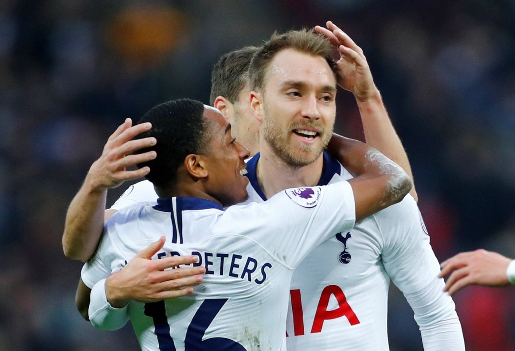 Christian Eriksen slaví gól Tottenhamu proti Bournemouthu společně se spoluhráčem Kylem Walker-Petersem