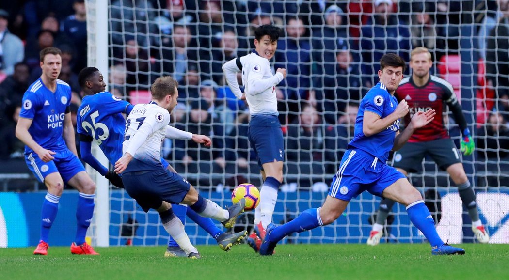 Tottenhamský Christian Eriksen střílí gól do sítě Leicesteru