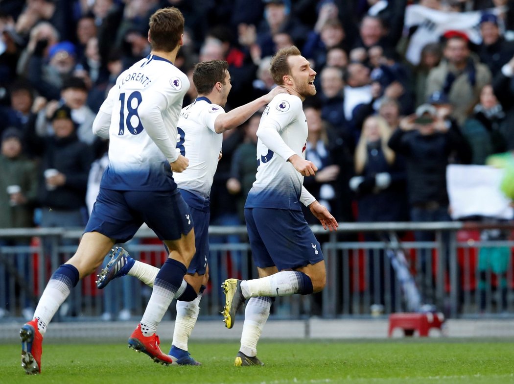 Christian Eriksen se raduje z gólu, kterým přispěl k výhře Tottenhamu nad Leicesterem 3:1