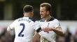 Obránce Tottenhamu Kyle Walker gratuluje Harrymu Kaneovi k dalšímu gólu
