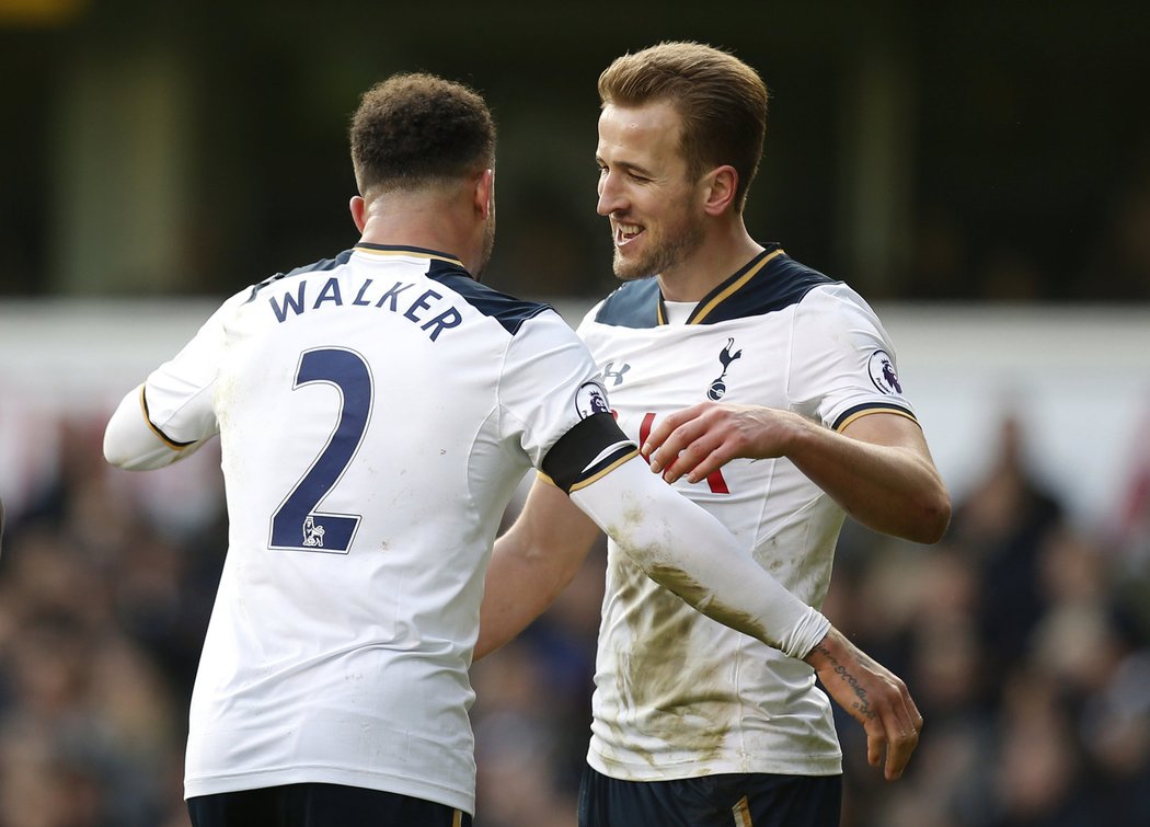 Obránce Tottenhamu Kyle Walker gratuluje Harrymu Kaneovi k dalšímu gólu