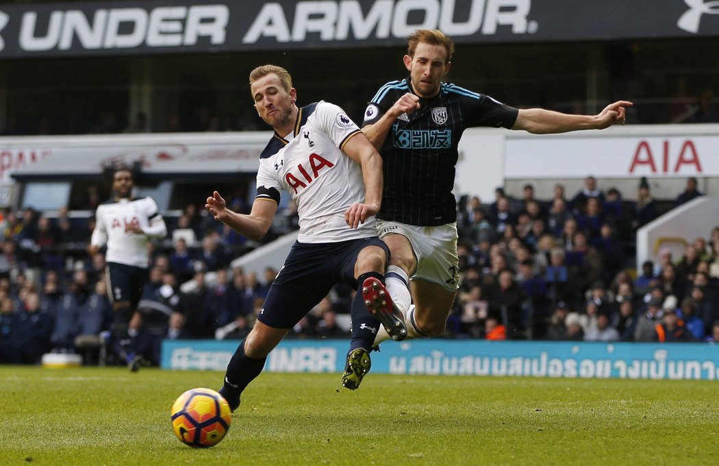 Útočník Tottenhamu Harry Kane v souboji s Craigem Dawsonem z West Bromwiche