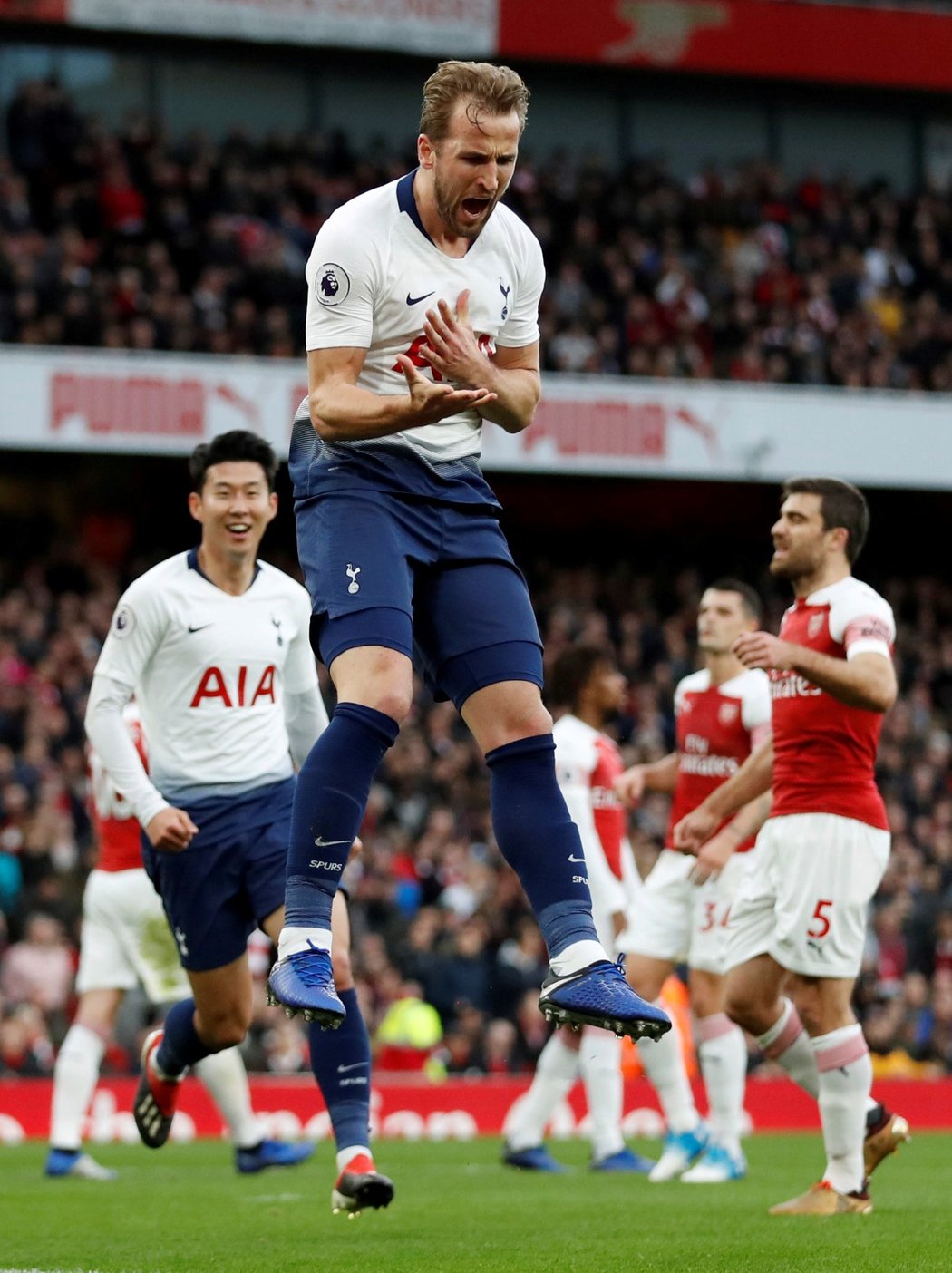 Kanonýr Tottenhamu Harry Kane oslavuje branku na 2:1