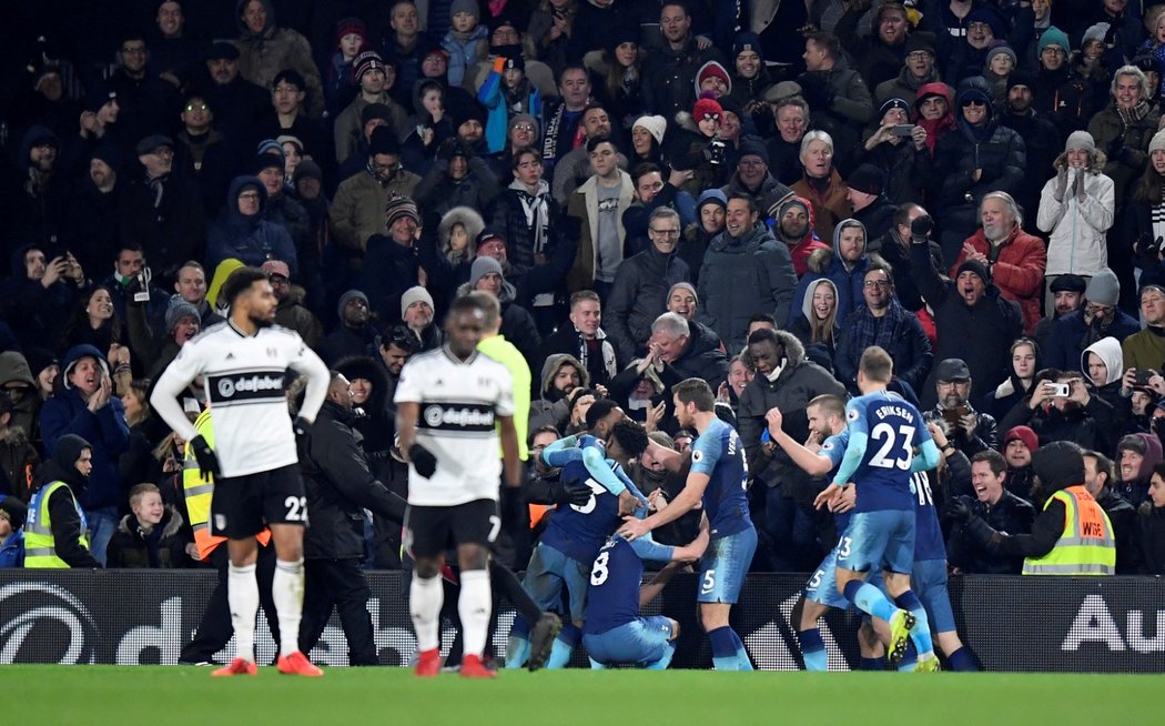 Euforie fotbalistů Tottenhamu po gólu z 93. minuty, který vstřelil proti Fulhamu Harry Winks a zajistil &#34;kohoutům&#34; výhru 2:1