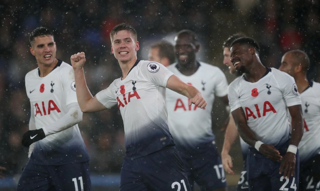 Juan Foyth oslavuje svou první trefu za Tottenham, kterou navíc rozhodl o výhře nad Crystal Palace