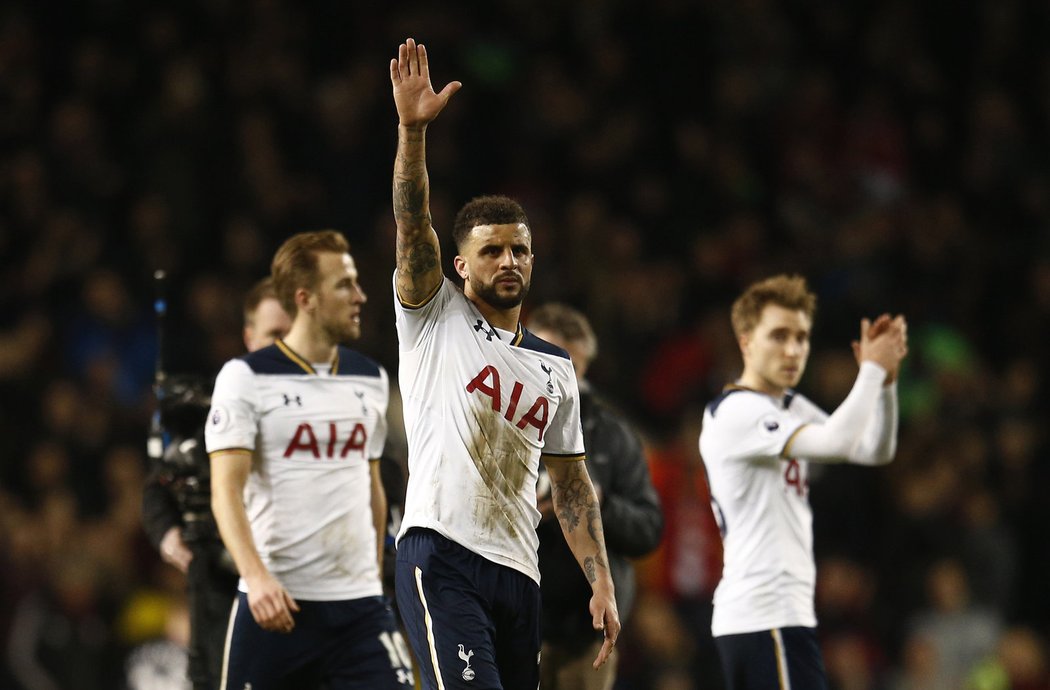 Kyle Walker a jeho spoluhráči z Tottenhamu slaví důležitou výhru nad Middlesbrough