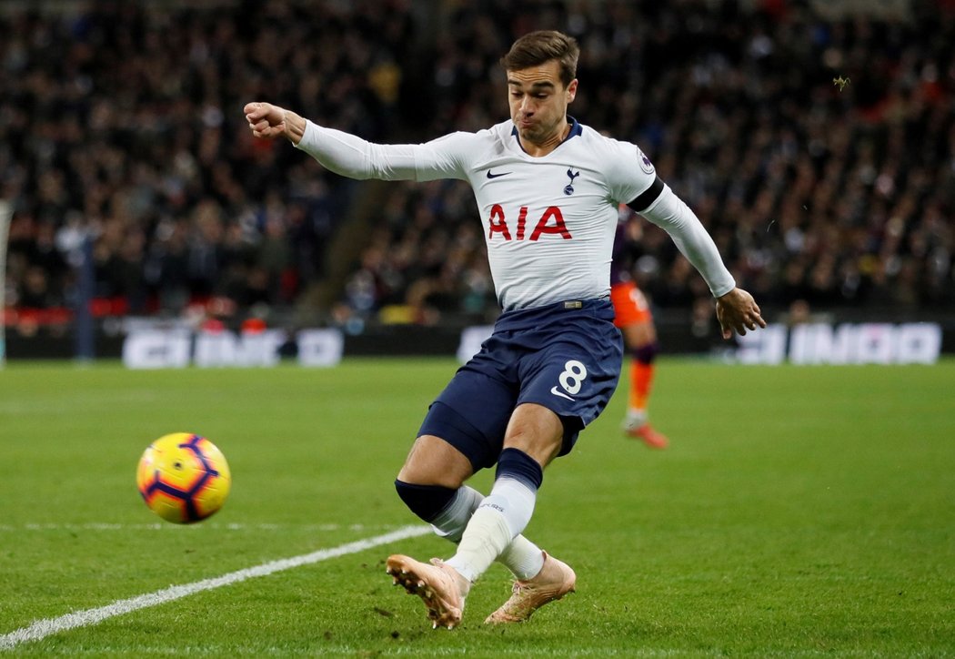 Harry Winks v akci během zápasu proti City