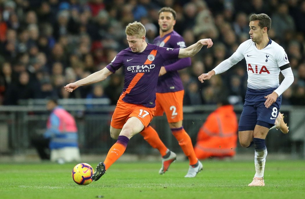 Záložník Kevin de Bruyne pálí na branku Huga Llorise