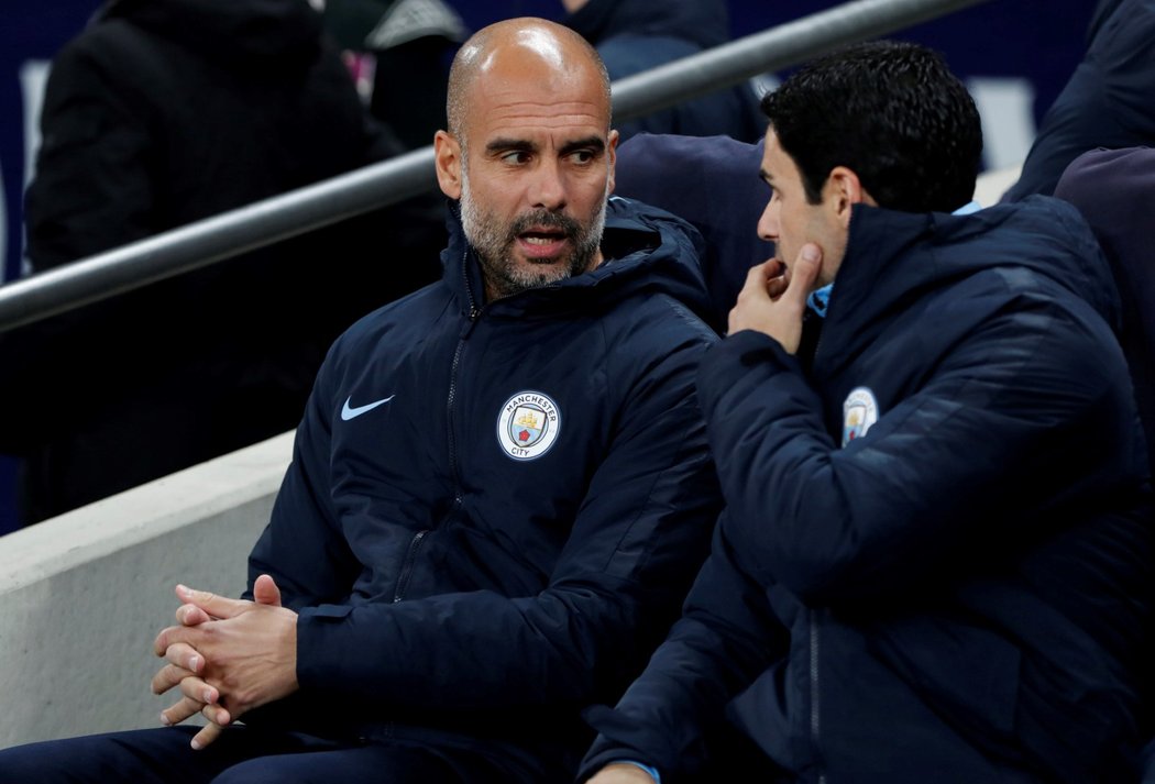 Trenér Manchesteru City Pep Guardiola (vlevo) s asistentem Mikelem Artetou