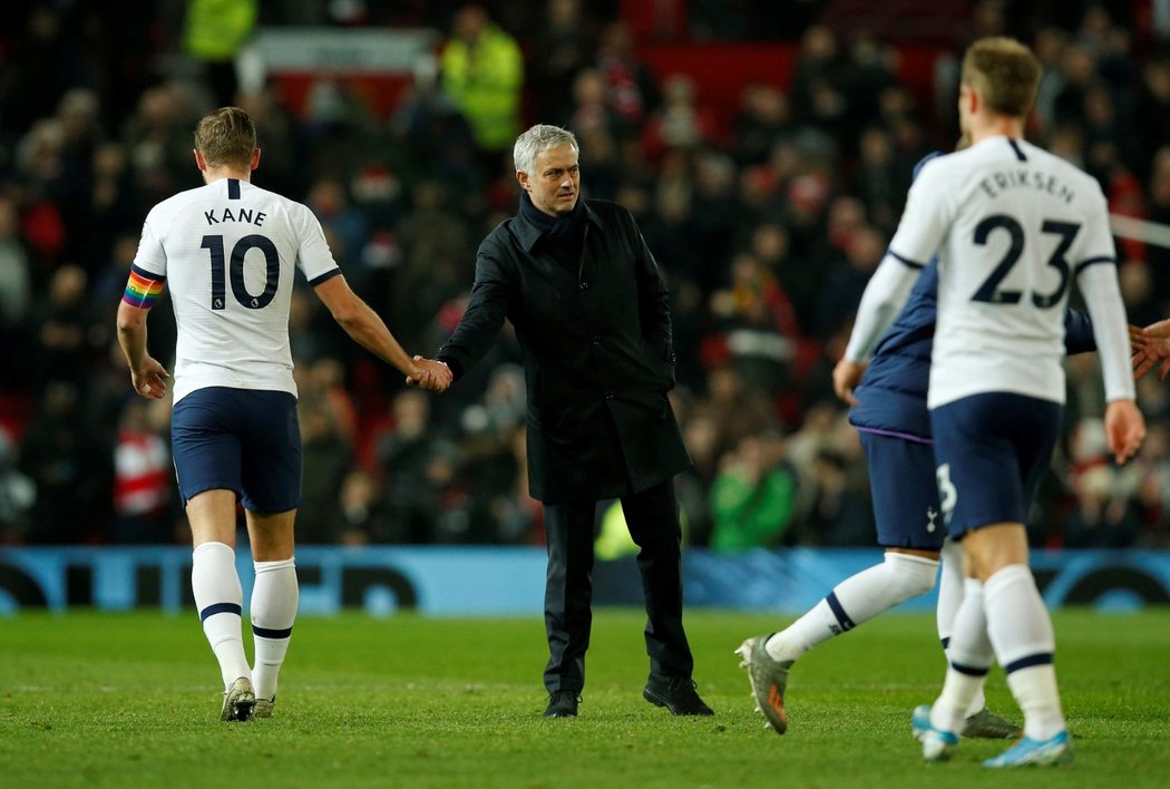 Zaklamaný trenér Tottenhamu José Mourinho a opory Spurs Christian Eriksen a Harry Kane