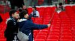 Fanoušci Spurs fotící se na Wembley