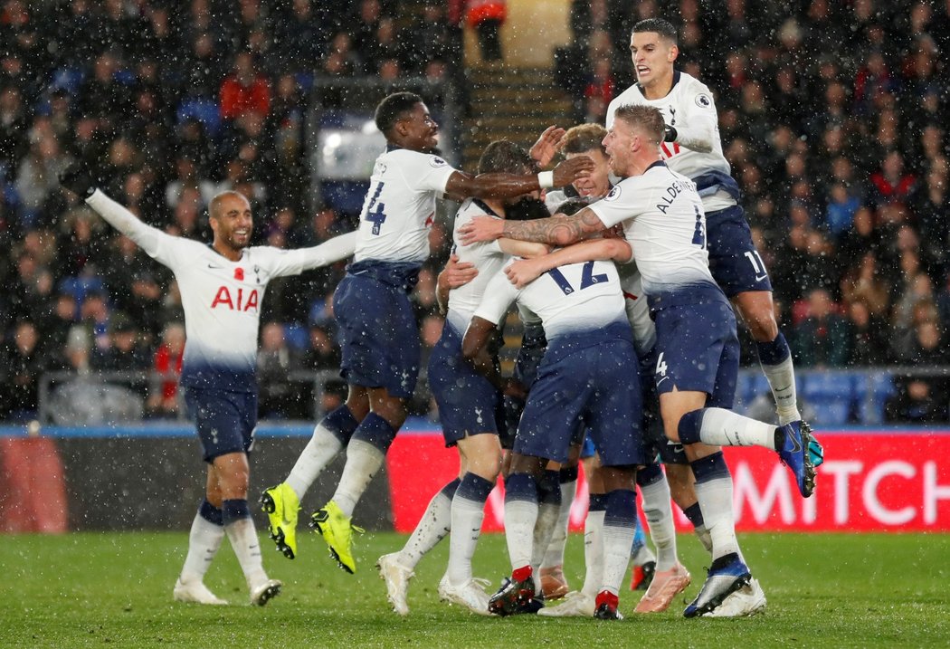 Fotbalisté Tottenhamu se radují z gólu Juana Foytha proti Crystal Palace