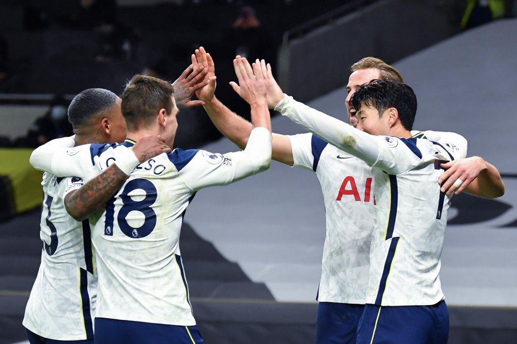 Fotbalisté Tottenhamu porazili v derby Arsenal 2:0 a vrátili se do čela Premier League