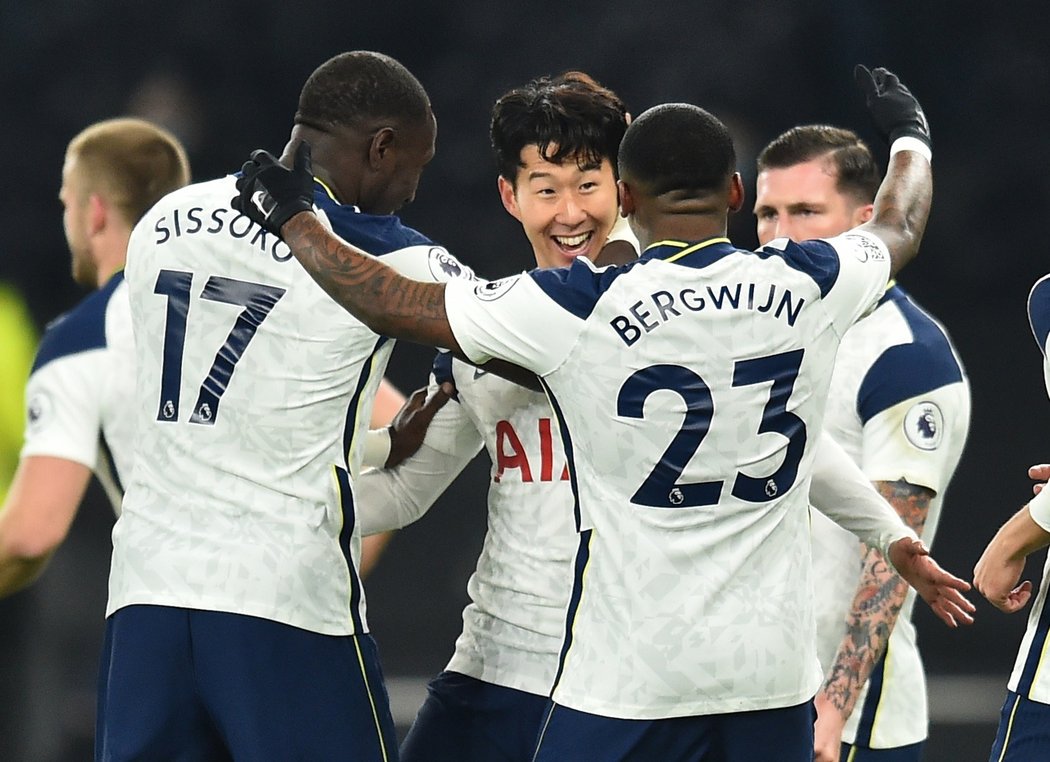 Fotbalisté Tottenhamu porazili v derby Arsenal 2:0 a vrátili se do čela Premier League