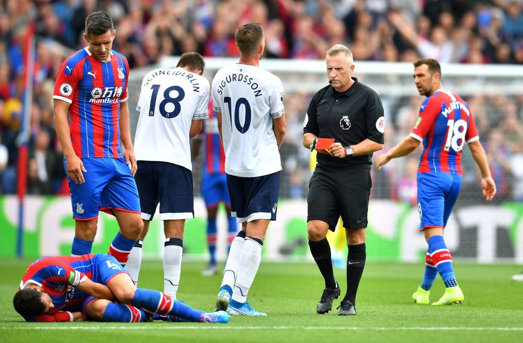 Morgan Schneiderlin obdržel od hlavního arbitra červenou kartu v utkání s Crystal Palace