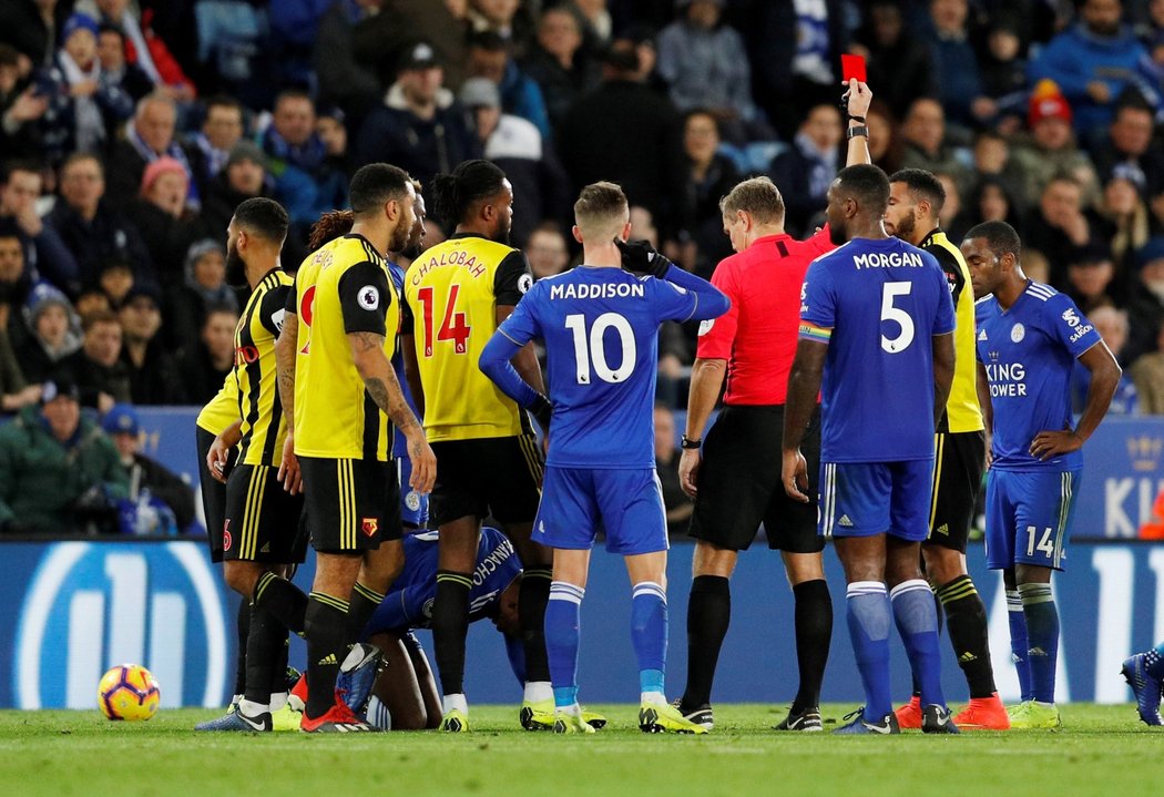 Momentka z utkání Watford - Leicester City. Hráč Watfordu Etienne Capoue obdržel červenou kartu