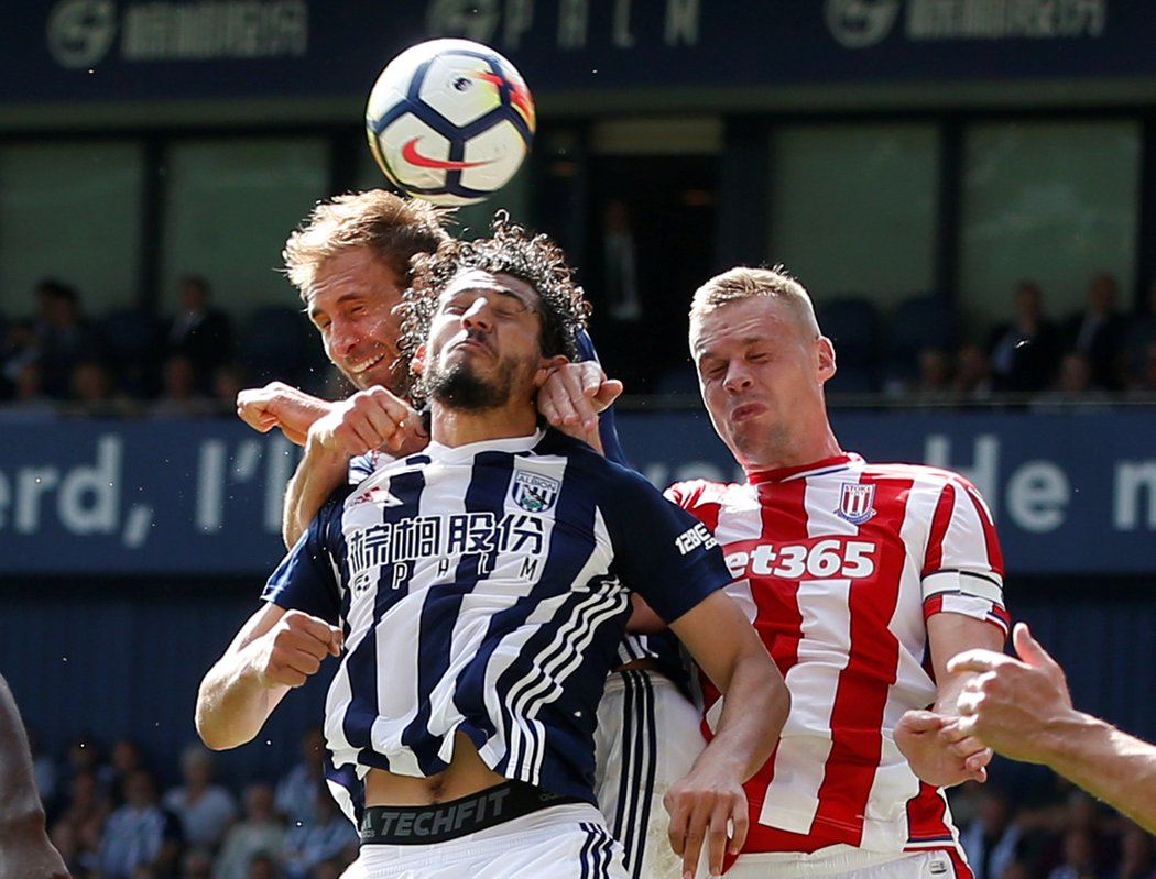 West Bromwich po dvou výhrách poprvé ztratil, se Stoke doma pouze remizoval